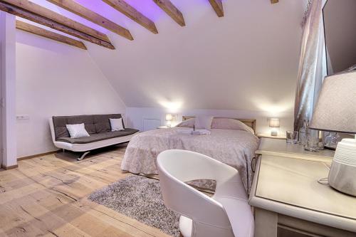 1 queen bed, 1 sofa bed