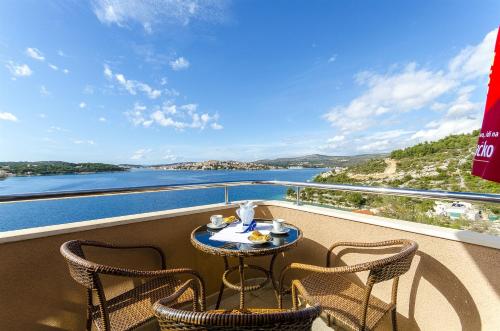 One-Bedroom Apartment with Sea View