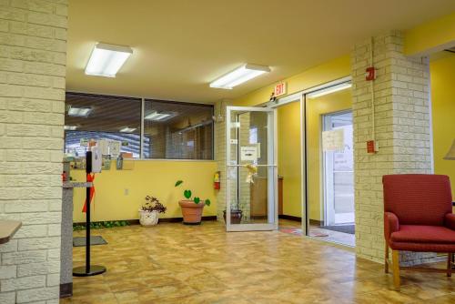 Regal Inn Coffeyville - image 7