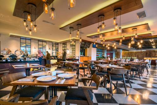 Restaurant, Luminor Hotel Jemursari by WH near Marina Plaza