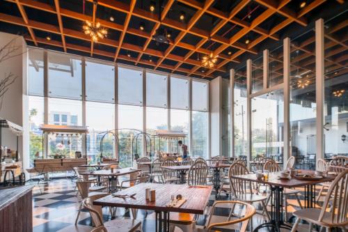 Restaurant, Luminor Hotel Jemursari by WH in Surabaya