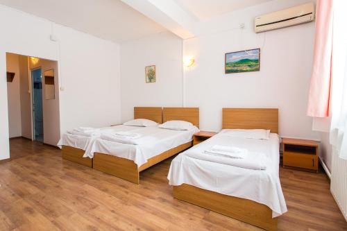 4 twin beds
