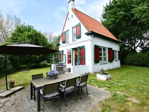 Quintessential holiday home in Ouddorp with garden