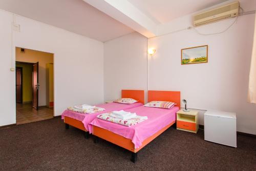 2 twin beds