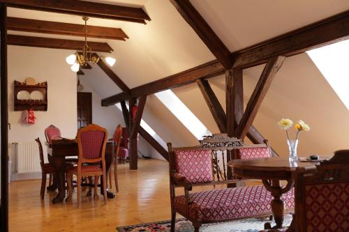 บริการและสิ่งอำนวยความสะดวก, The Houses of History - anno 1830 in ทิฮานี่