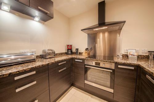 廚房, Mains of Taymouth Country Estate 5* Maxwell Villas in 肯莫爾