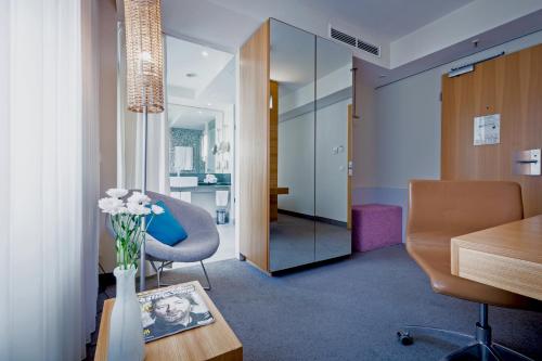 room detail thumbnail 1