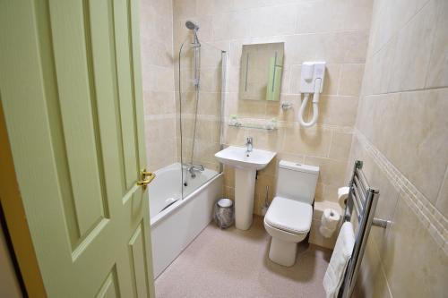 The Royal Victoria and Bull Hotel - image 9