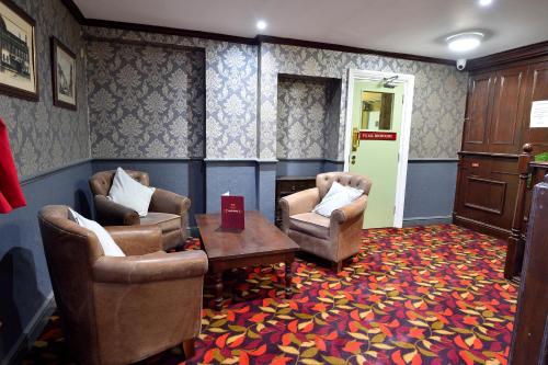 The Royal Victoria and Bull Hotel - image 3