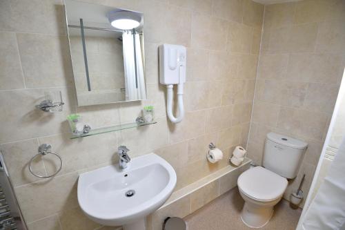 The Royal Victoria and Bull Hotel - image 2