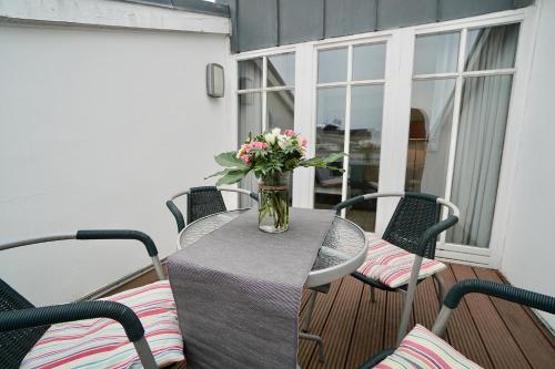 2 bedrooms, 3 beds