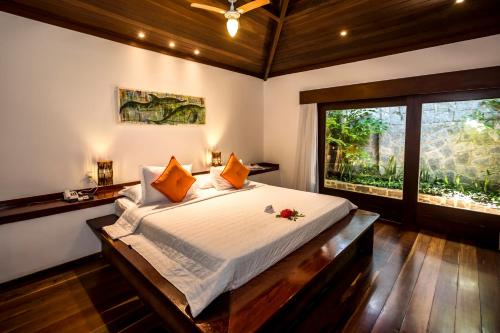 Sombra e Agua Fresca Resort The 5-star Sombra e Água Fresca Resort offers comfort and convenience whether youre on business or holiday in Praia De Pipa. Featuring a complete list of amenities, guests will find their stay at th