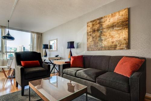 Executive Two-Bedroom Suite with 1 King and 2 Twins