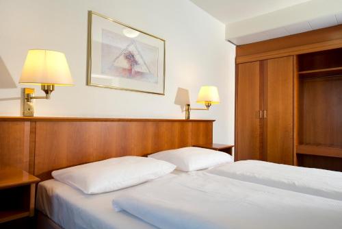 2 twin beds