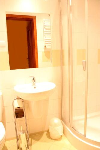 Standard Twin Room image 9