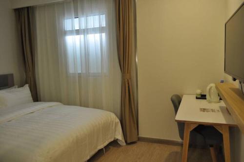 Motel 168 Shanghai Changping Road Branch Located in JingAn and SHA Exhibition Center, Motel 168 Shanghai Changping Road Branch is a perfect starting point from which to explore Shanghai. The property offers a high standard of service and ame