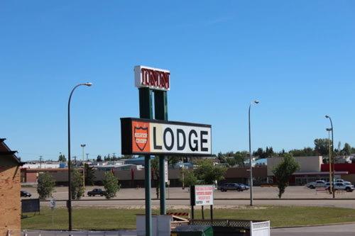 Silver Crest Lodge Set in a prime location of Grande Prairie (AB), Silver Crest Lodge puts everything the city has to offer just outside your doorstep. Offering a variety of facilities and services, the property provide