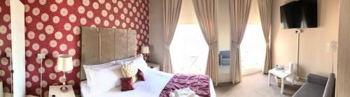 Double Room with Balcony and Sea View room in Marina Court