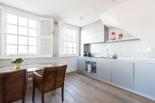 Kitchen, Chester Hotel in London