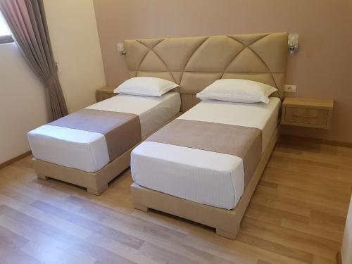 2 twin beds