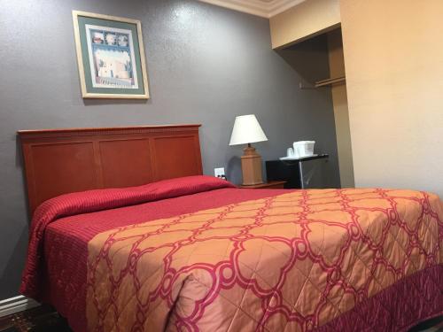 Budget Inn LAX-Lawndale Located in LAX – Los Angeles International Airport, Budget Inn is a perfect starting point from which to explore Los Angeles (CA). Featuring a satisfying list of amenities, guests will find their st