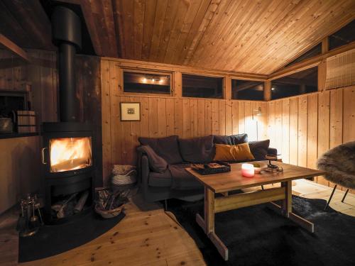 Lovely Cabin Close to the Blue Lagoon with hot tube in Hafnarfjordur