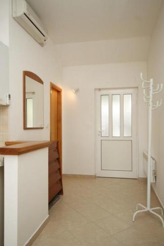 Apartments with a parking space Hvar - 8728 - image 8