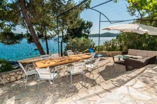 Apartments and rooms by the sea Mali Losinj (Losinj) - 10420 - image 2