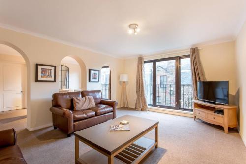 ALTIDO Historic City Centre Apt with Free Secure Parking - No SUVs