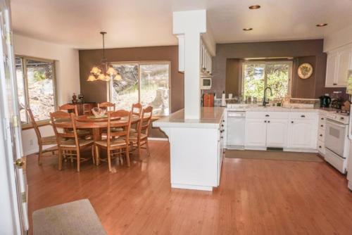 Rogers Retreat Home - image 12