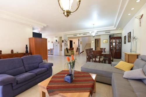 Shared lounge/TV area, Flintstone Guest House in Eilat
