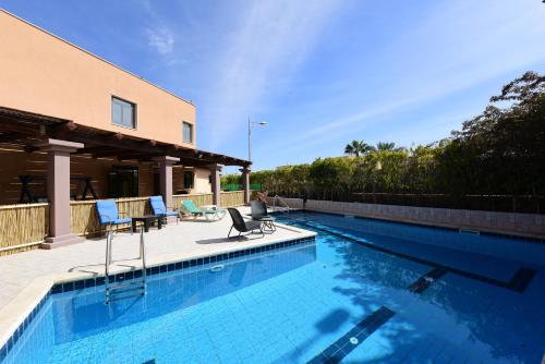 Swimming pool, Flintstone Guest House in Eilat