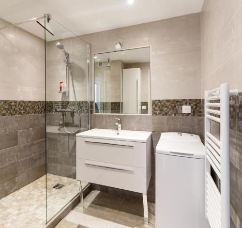Shower, Appartement Boulouris - Bord de Mer near Scarparo le Bluegreen