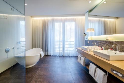 room detail thumbnail 2