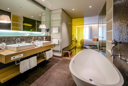 room detail thumbnail 2