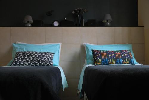 2 twin beds