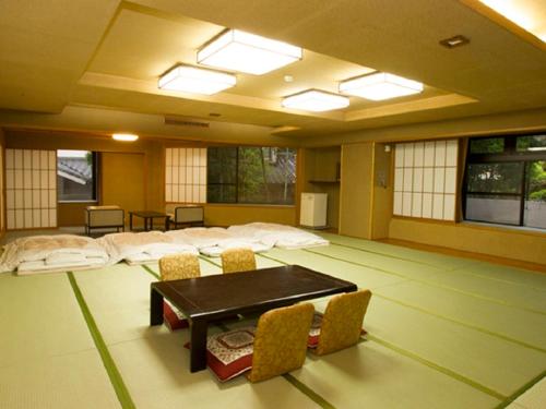 Izu Nagaoka Kinjokan Izu Nagaoka Kinjokan is perfectly located for both business and leisure guests in Izu. The property offers a high standard of service and amenities to suit the individual needs of all travelers. Servi