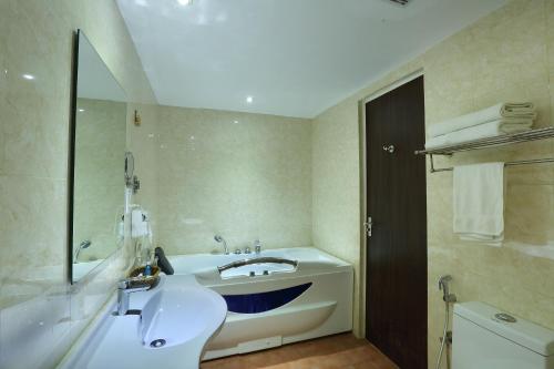 room detail thumbnail 2