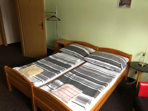 2 twin beds