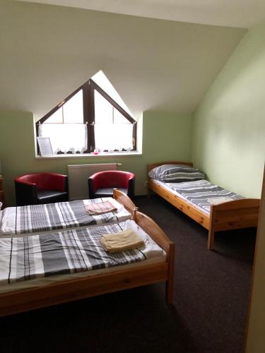 3 twin beds