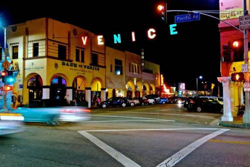 

Modern Beachside 2BR Den Venice