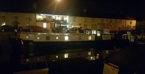 Apkārtne, Roisin Dubh Houseboat in Sallins