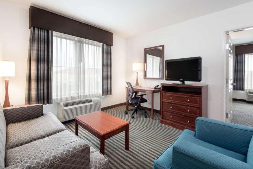 Baymont by Wyndham Denver International Airport - image 6
