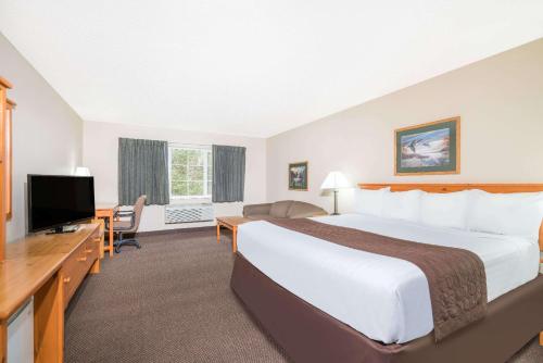 Baymont by Wyndham Baxter/Brainerd Area Room Type - King Room with Sofa Bed- Non-Smoking