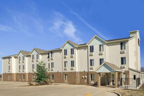Exterior view, Jacksonville Inn & Suites in Jacksonville (IL)