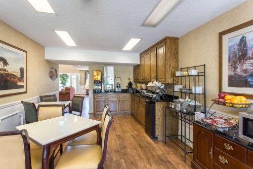 Baymont by Wyndham Dunn - image 9