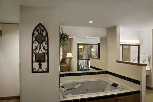 Baymont by Wyndham Whitewater - image 5