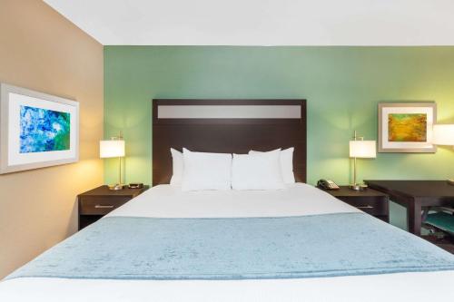 Baymont by Wyndham Midland Center - image 2