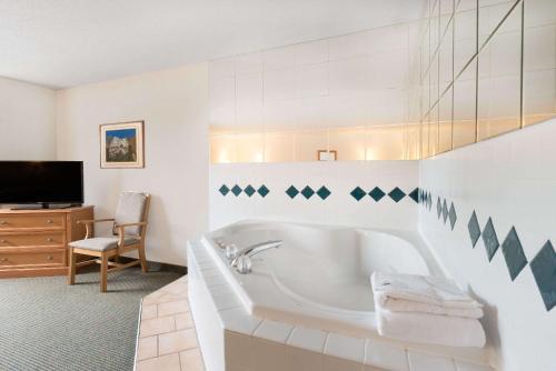Baymont by Wyndham Hot Springs in Hot Springs (SD)