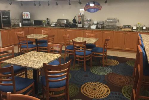 Baymont by Wyndham Mishawaka South Bend Area - image 2